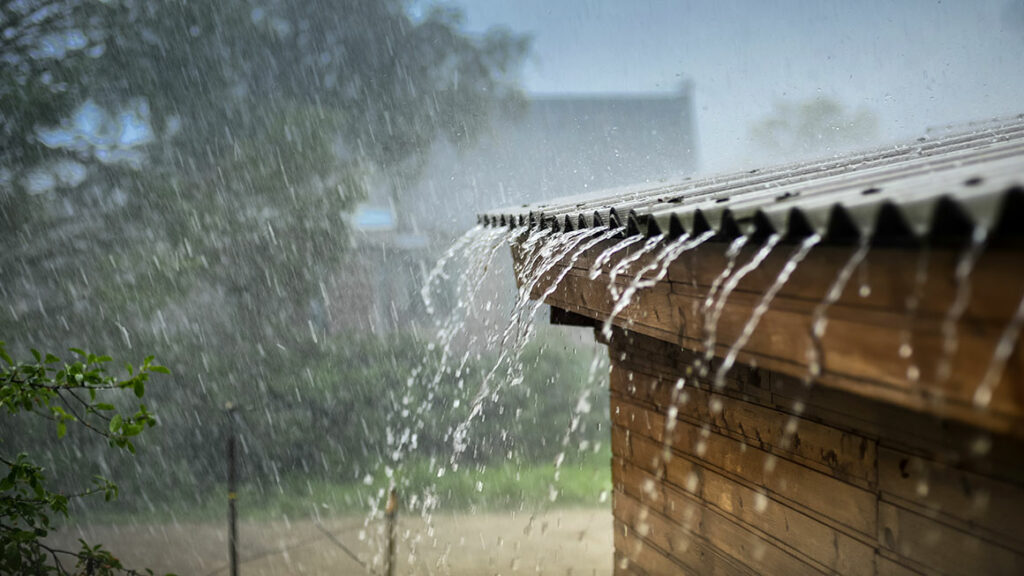 Starkreden prasselt auf eine Dachfläche, das sich perfekt für die Regenwassernutzung eignet