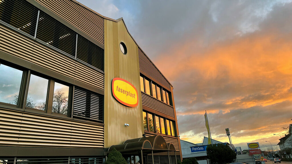 Das Gebäude der Faserplast in Rickbach TG bei Sonnenaufgang