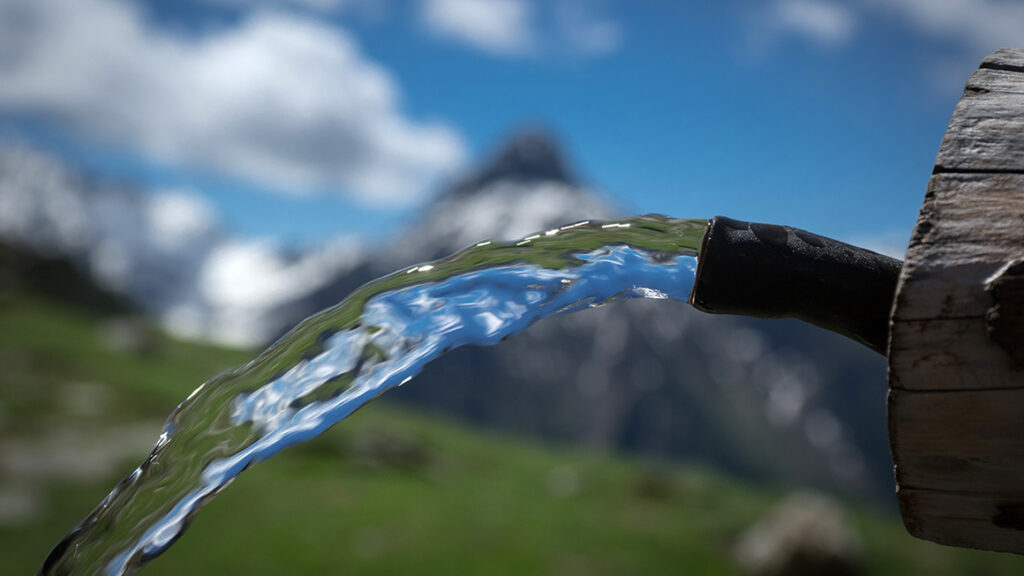 L'eau de source coule d'un puits dans une région montagneuse isolée et sert à l'approvisionnement en eau