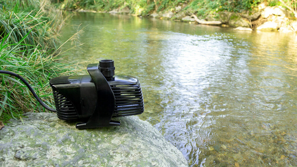 Beispiel einer Teichpumpe an einem Teich