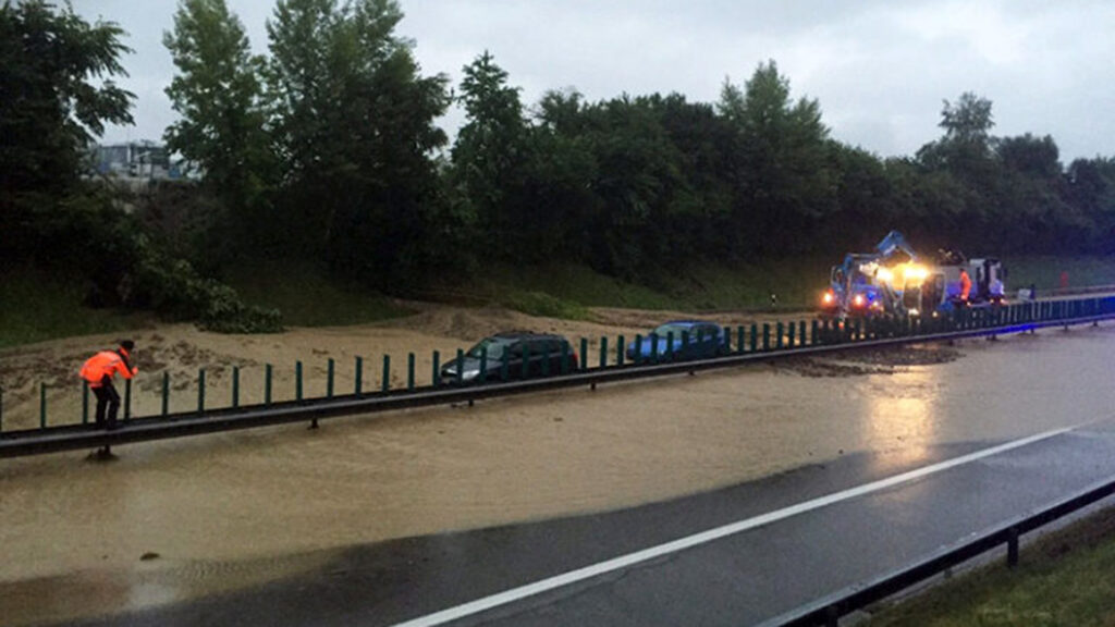 14.6.2015 Überschwemmung durch Hochwasser auf der A1 bei Wil SG