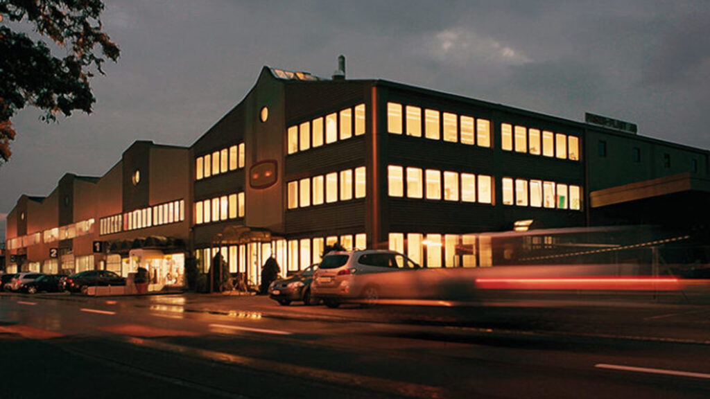 Geschäftsgebäude der Faserplast by night