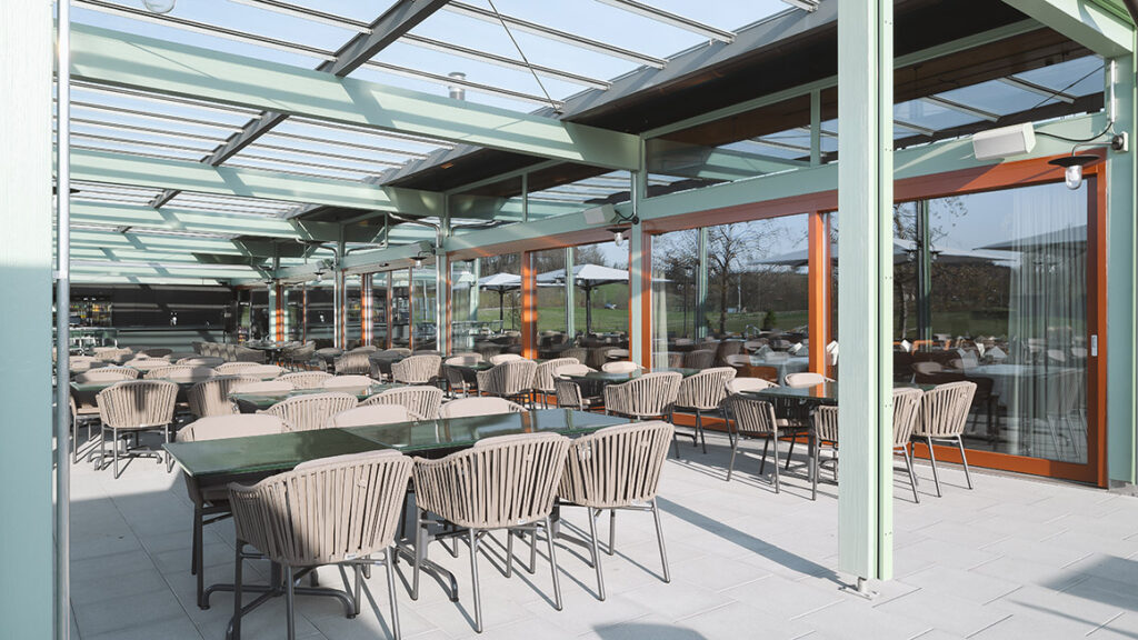 Faserplast-Tisch in Grau auf Gartenterrasse vom Golfpark Waldkirch