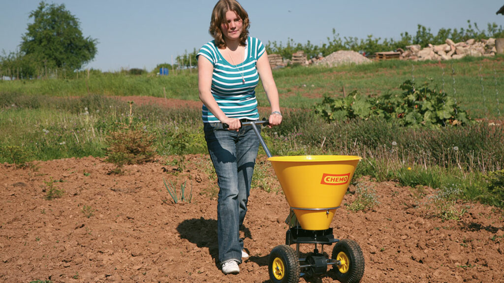 Im Sommer bringt der Streuwagen willkommene Hilfe beim Verteilen beispielsweise von Mulch im Garten.