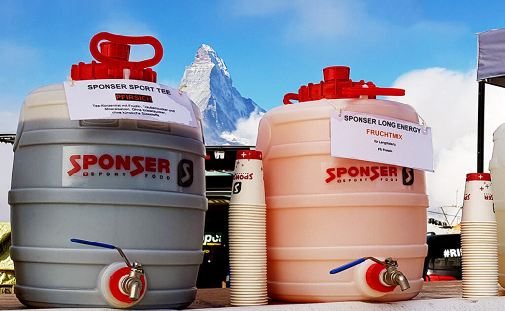 Fûts de boissons lors d'un événement à Zermatt avec le Cervin en arrière-plan