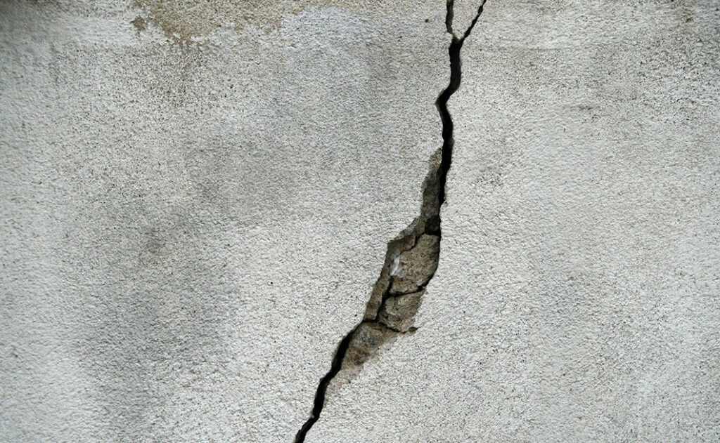 Fissure due à l'humidité dans le mur