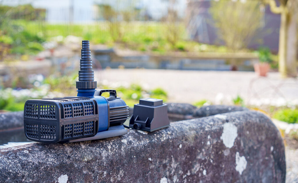 12-Volt-Pumpe bei einem Gartenbrunnen