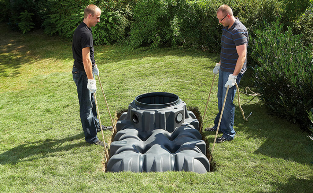 5000-Liter-Flachtank in einem Garten zur Regenwassernutzung