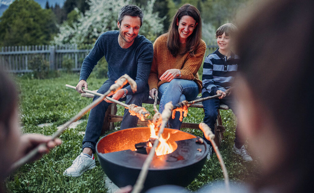 höfats Feuerstelle mit
 Familie am Feuer