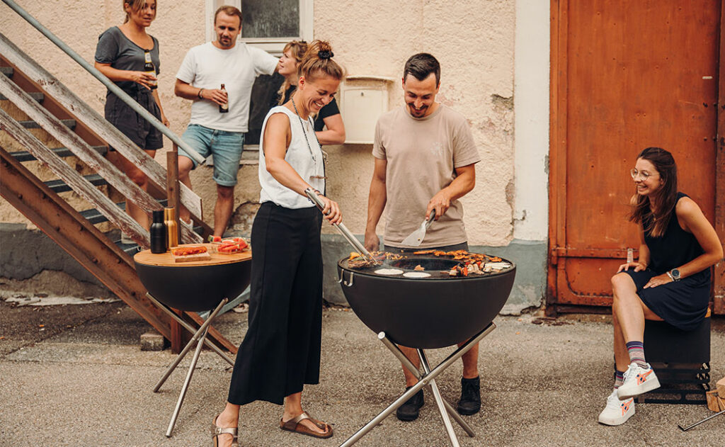 Bowl 70 mit Menschen in Feinschmecker-Grill-Laune