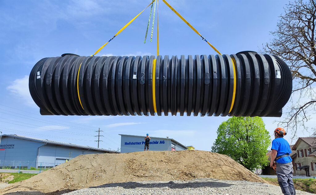 Livraison avec grue d'un réservoir de terre de 42000 litres pour la récupération de l'eau de pluie  