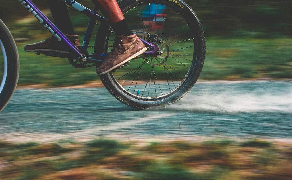 Fahhrad auf nasser Fahrbahn
Foto von Darcy Lawrey: https://www.pexels.com/de-de/foto/foto-von-purple-mountain-bike-drifting-733740/