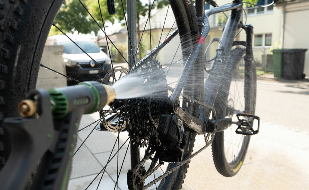 L'eau de pluie peut également être utilisée pour nettoyer les vélos