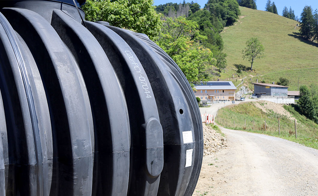 Anlieferung Löschwassertank auf einer abgelegenen Alp. Die Bauvorschriften nach dem Umbau verlangten eine Löschwasserversorgung.