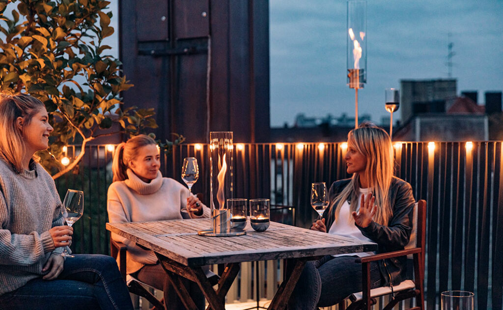 Confort d'automne sur le balcon avec le feu de table SPIN