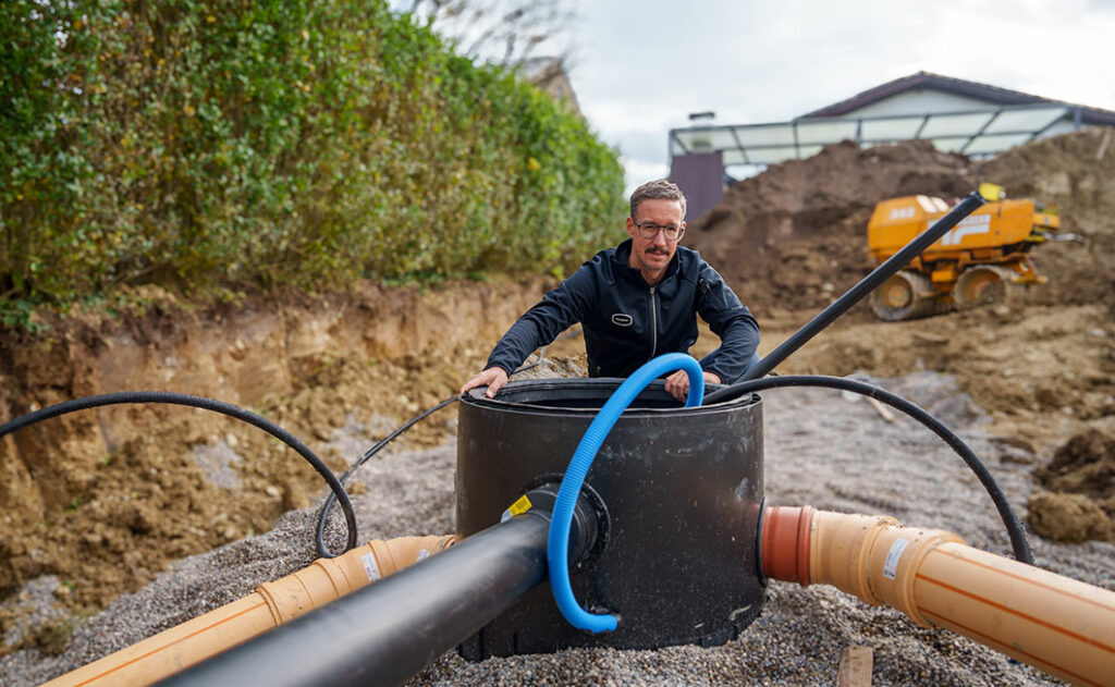 Regenwassernutzung – Antworten auf Ihre wichtigsten Fragen: Michael Weber, Bereichsleiter faparain, untersützt eine Installation