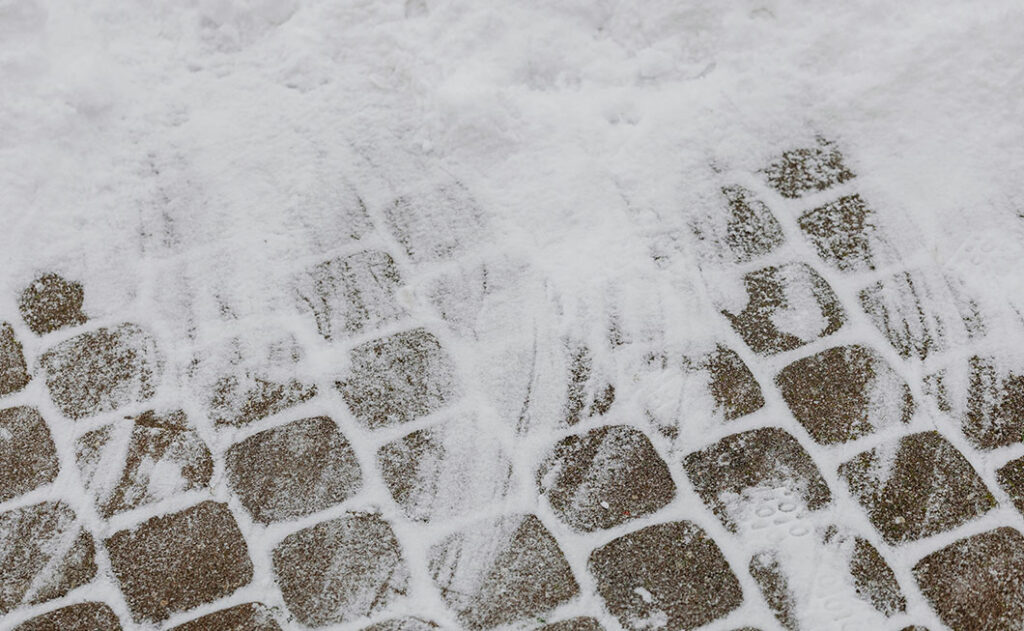 Sicherheit im Winter geht vor und gelingt mit rechtzeitigem Räumen wie hier auf diesem verschneiten Gehweg
