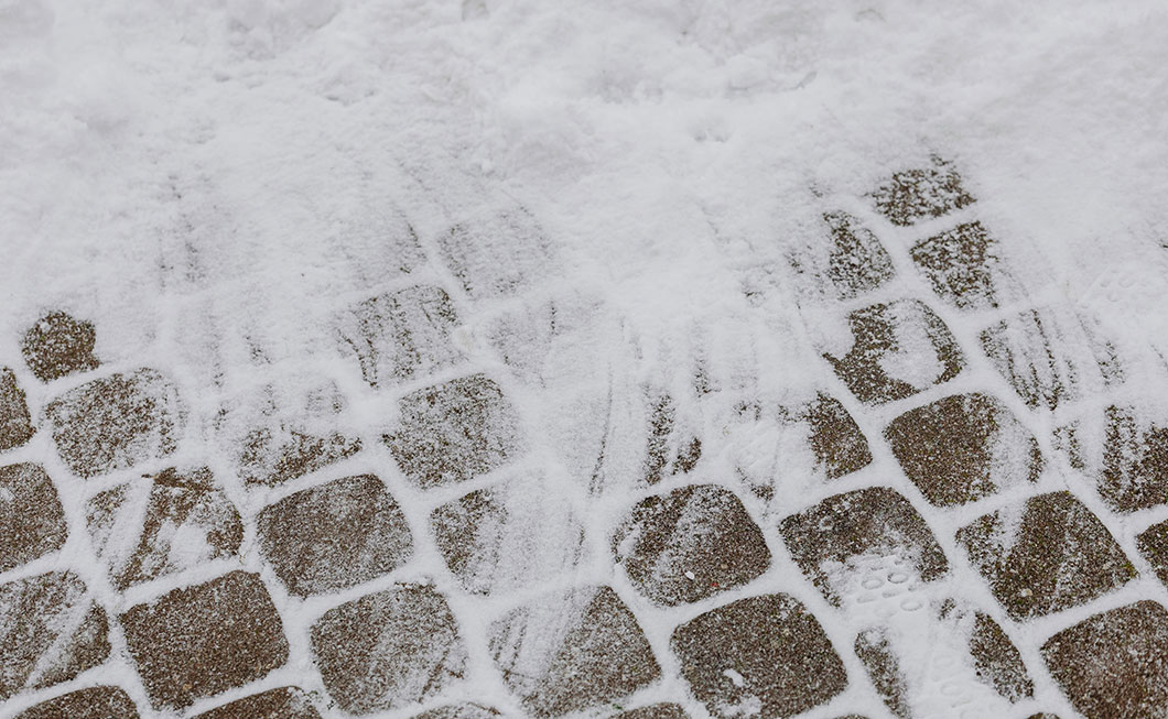 Sicherheit im Winter: Wie Sie Glätte auf Gehwegen, Auffahrten und Sportplätzen vorbeugen