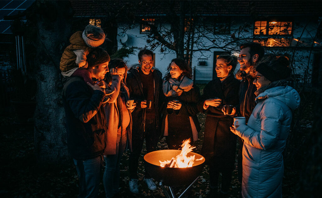 Idées pour la période de l'Avent : passer la soirée avec des amis et du vin chaud autour du brasero BOWL  