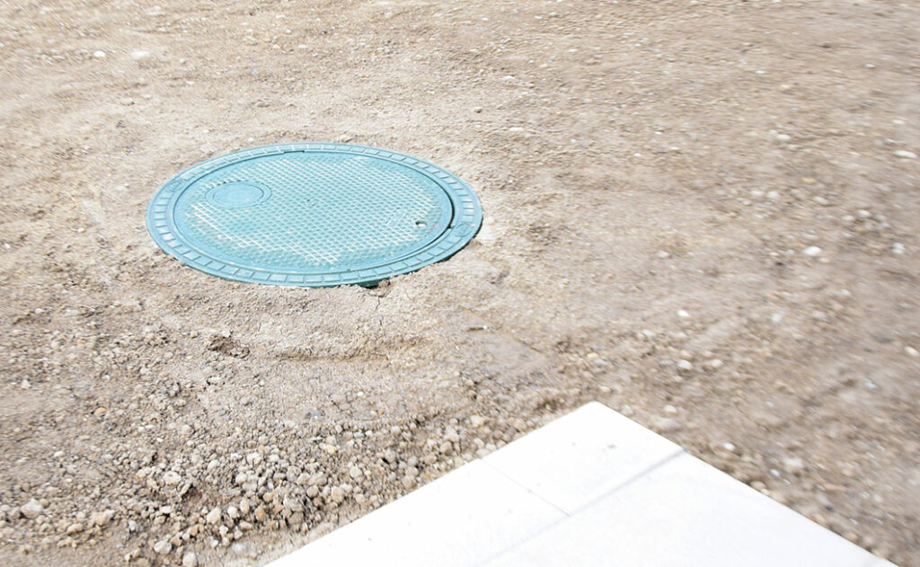 Regenwassernutzungsanlage hier gute sichtbar über die begehbare Tankabdeckung