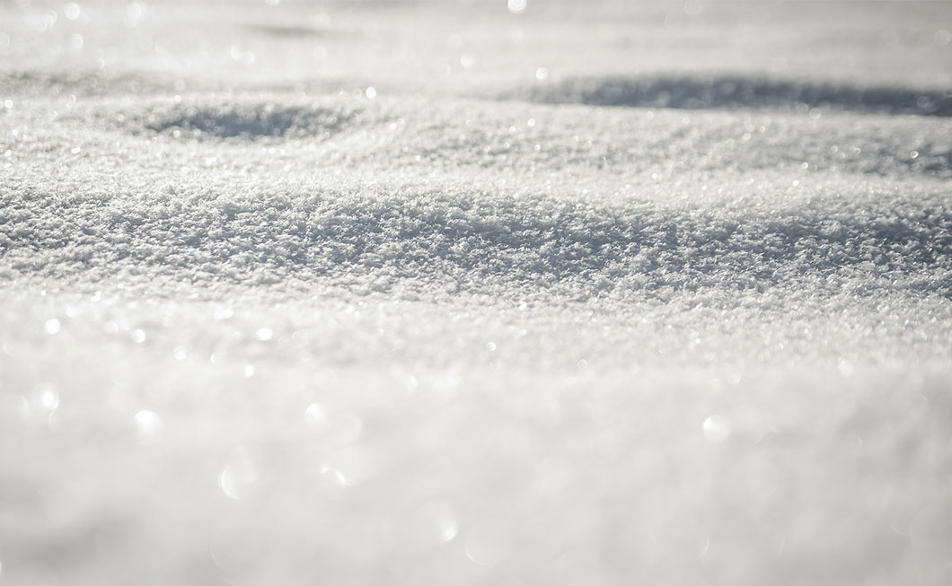 Regenwasser Tank im Winter unter einer Schneedecke