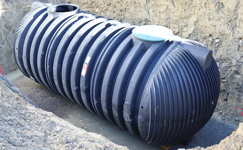 Tanke einer Regenwassernutzungsanlage bei der Installation