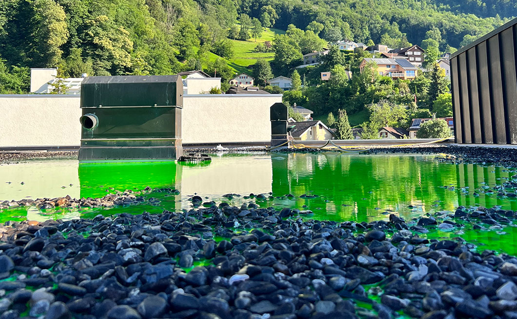 Tracerverfahren gut sichtbar auf diesem neongrün gefärbtem Wasser