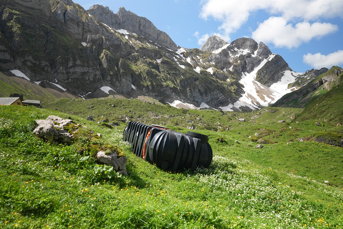 Regenwassertanks gegen Wasserknappheit: Eine nachhaltige Lösung auf der Alp Spitzig Stein