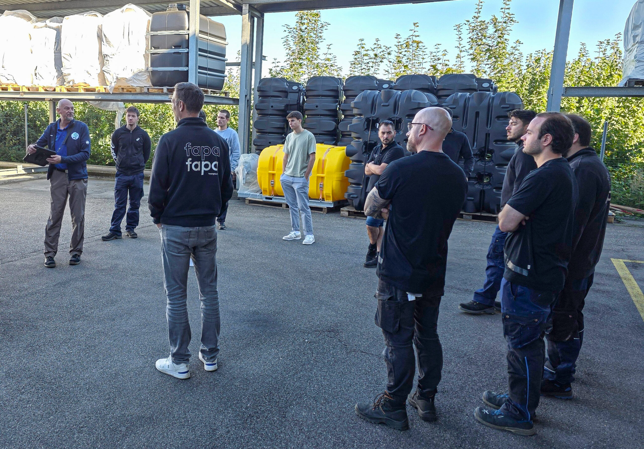 Interne Sicherheitsschulung bei Faserplast. Die Mitarbeitenden hören dem Sicherheitsbeauftragten aufmerksam zu.