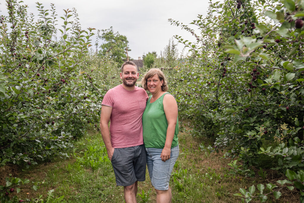 Im Obstgarten zwischen Apfelbäumen auf dem Hof Bärenmost im Thurgau.