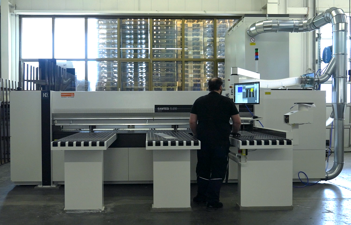 Plattenzuschnitt_schneidmaschine_2 Ein Mitarbeitender der Faserpplast AG schneidet Platten an der modernen Schneidmaschine