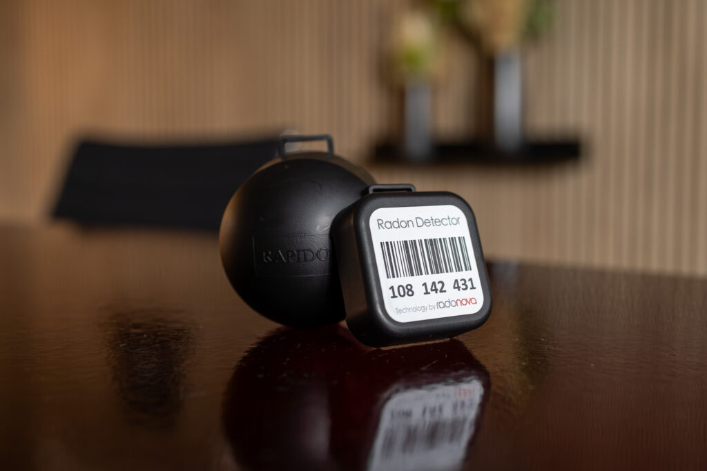 Zwei Dosimeter: Radtrak³ und Rapidos