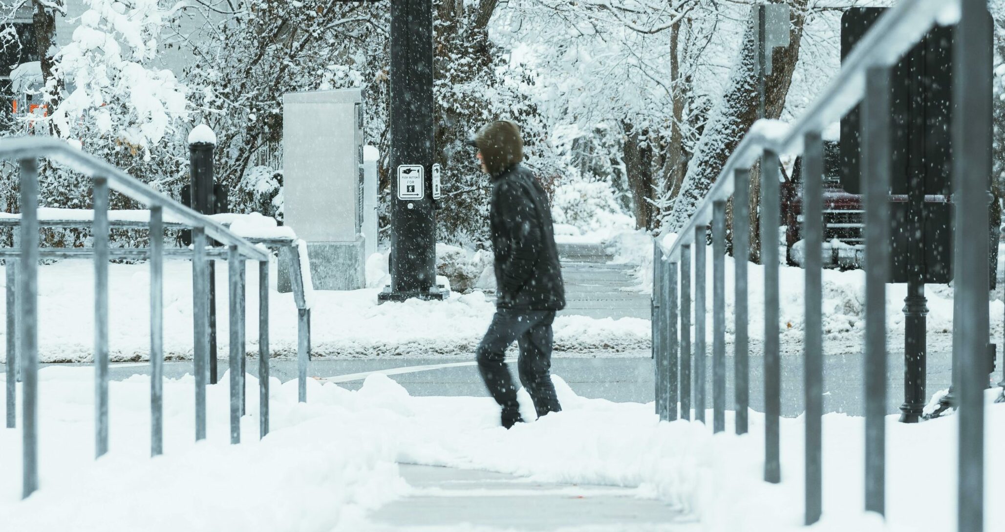 Person, die im Winter auf einer verschneiten Treppe läuft. 