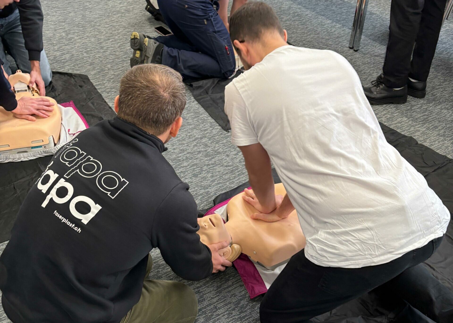 Erste Hilfe im Fokus: Nothilfe-Refresher für das Faserplast-Team