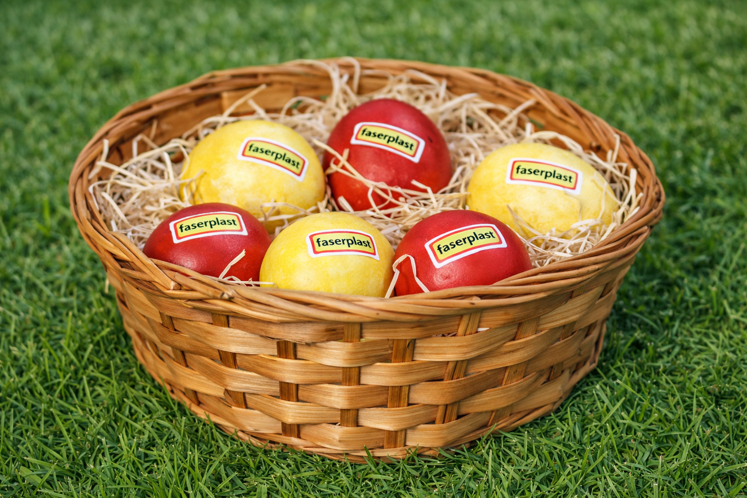Ossterkorb mit roten und gelben Faserplast Eiern
