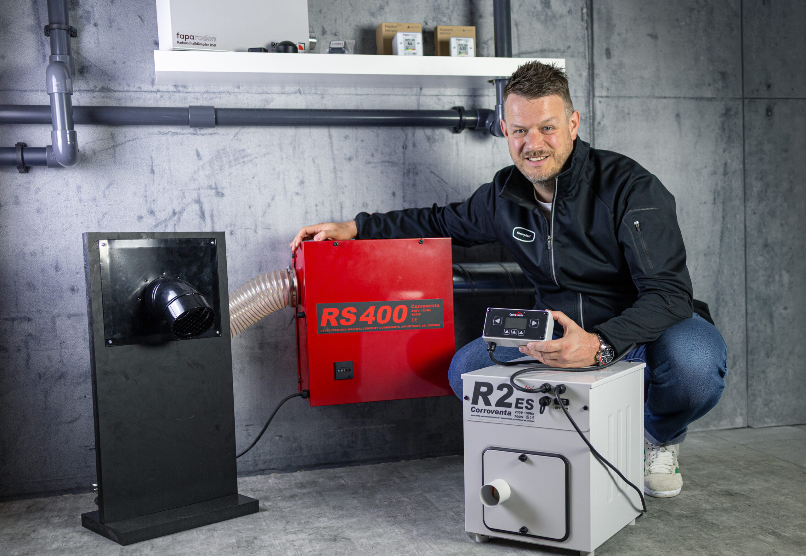 faparadon-rs400-vs-r2-quer faparadon Bereichsleiter Florian Riegger mit den Radonsaugern RS 2 ES und RS 400