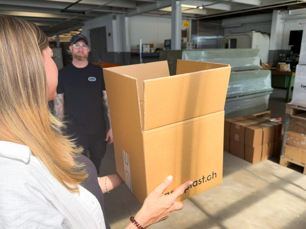 Retours : les employés de Faserplast transmettent un colis.