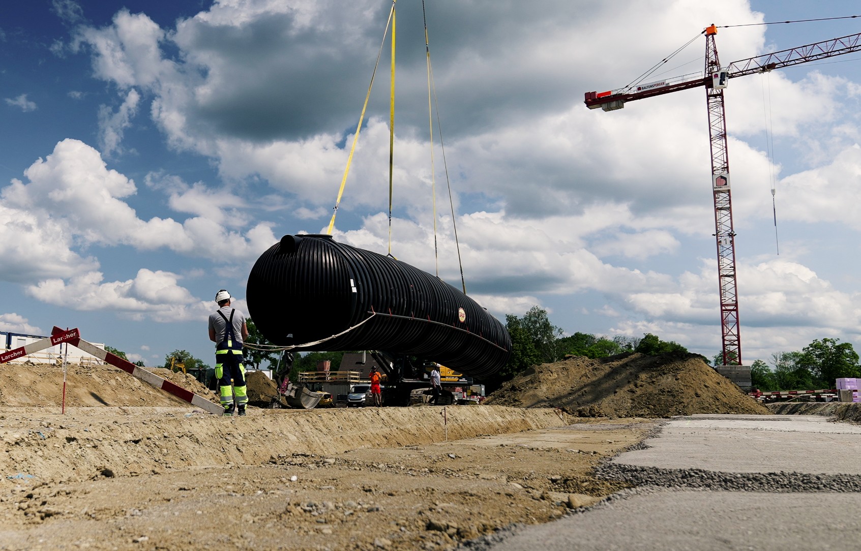 Nachhaltige Regenwassernutzung im Gewerbe: Zwei 76’000-Liter-Tanks für ein Reifenwaschcenter