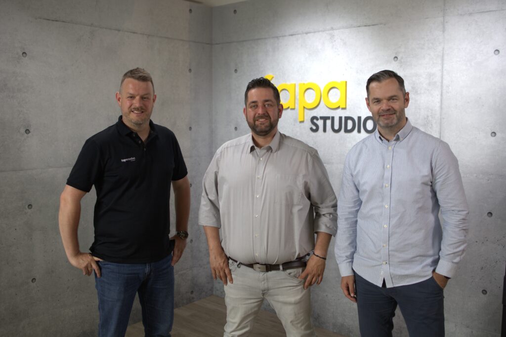 Beim Besuch von Radonova in der Schweiz: Florian Riegger (faparadon, links), Jan Hogen-Ferch (Radonova Deutschland, Mitte) und Marc Beck (CEO Faserplast AG, rechts).