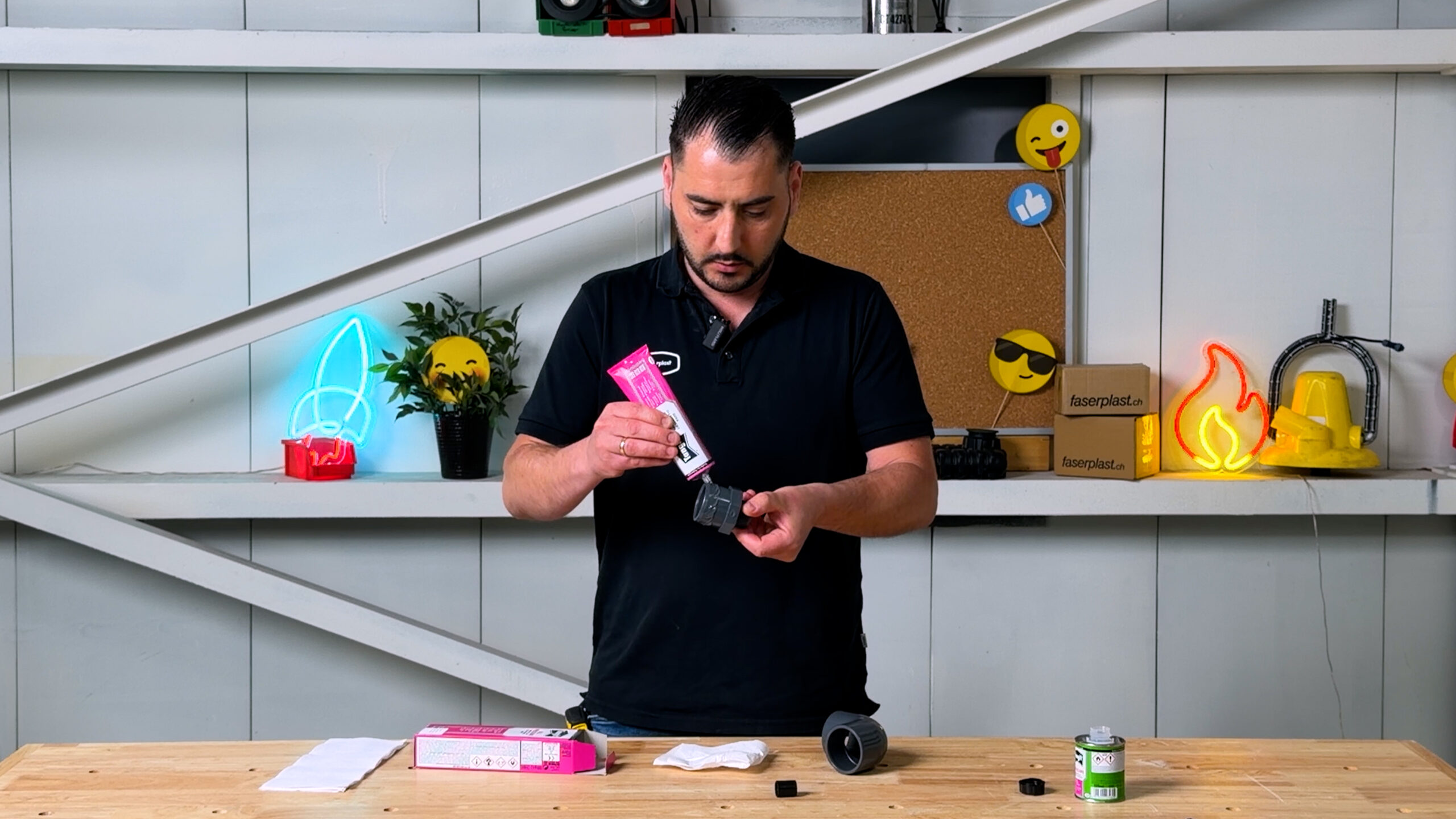 Unser Mitarbeiter Danijel Damjanovic beim professionellen Verkleben von Fittings
