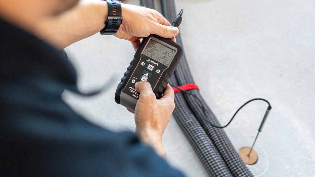 Feuchtemessung über eine Sonde im Bodenaufbau: Die Messwerte helfen dabei, den Feuchtezustand in verdeckten Bereichen zu beurteilen.