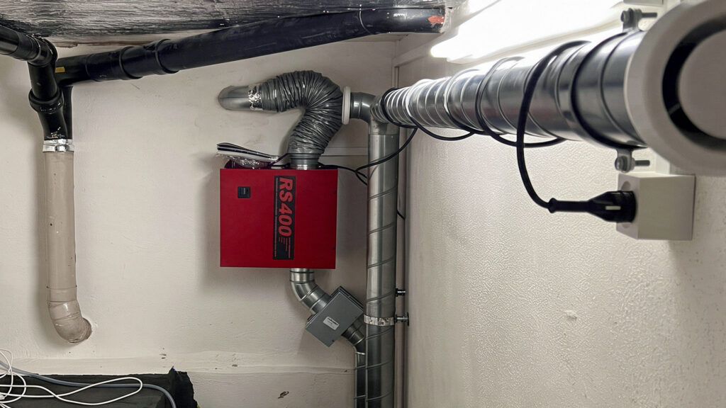 Radonsauger RS400 in einem Kellerraum aufgehängt.