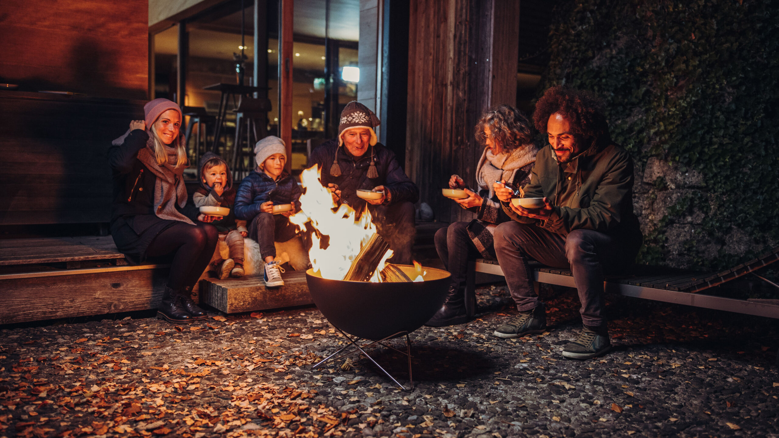 Familie im Winter an einer Feuerschale