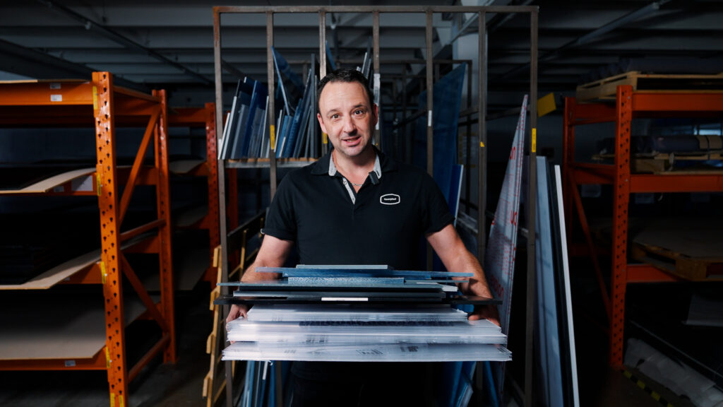 Unser Mitarbeiter Jerome zeigt einige unserer Restplatten